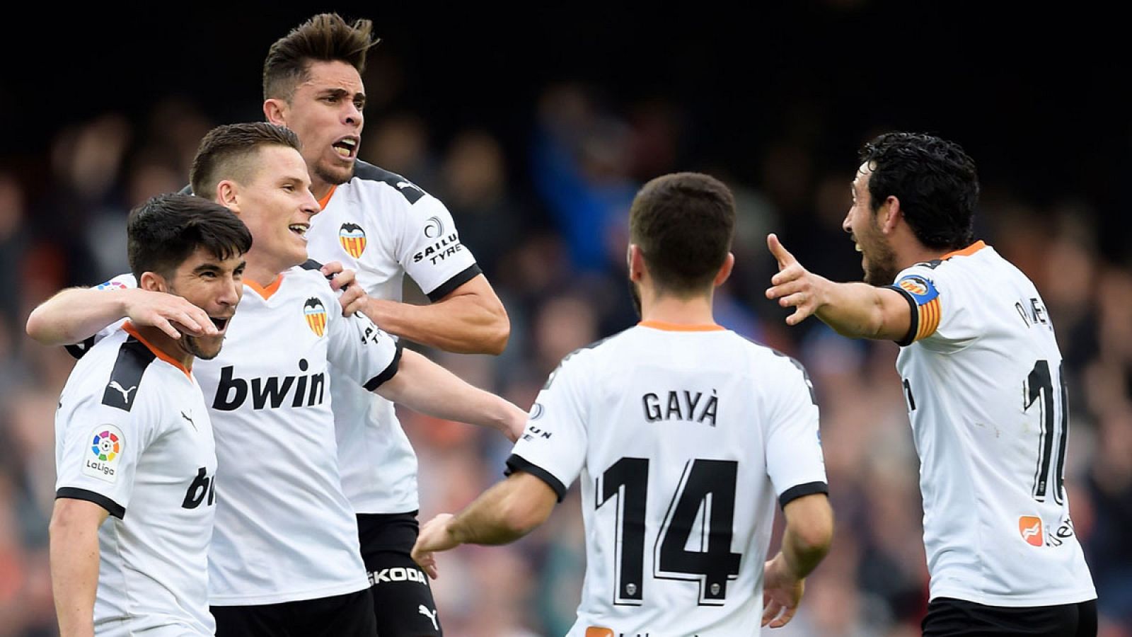 Los jugadores del Valencia celebran el gol de Kevin Gameiro