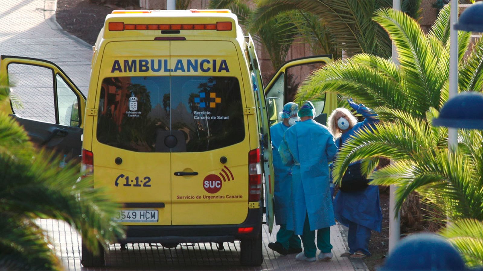 Trasadan al hospital a una de las personas con coronavirus alojadas en un hotel de Adeje, en Tenerife