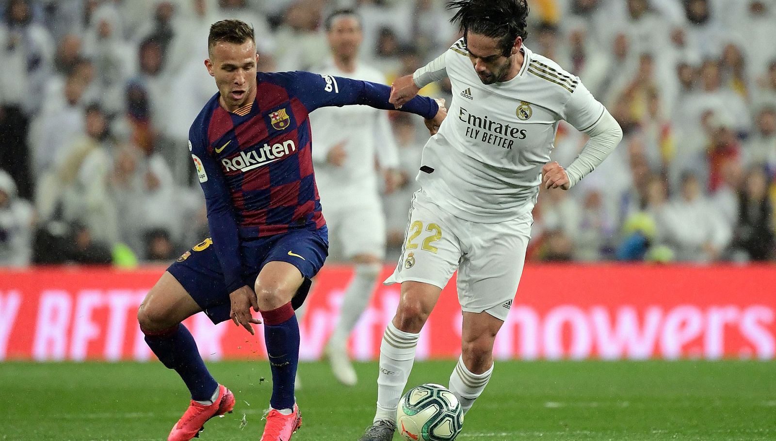 Arthur e Isco, en un lance del Real Madrid-Barcelona.