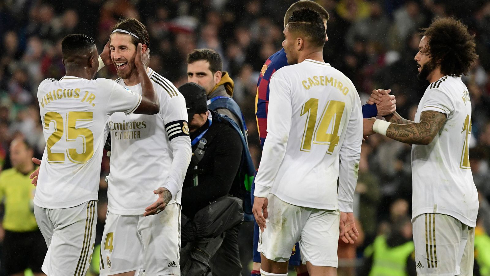 Los jugadores del Madrid se felicitan después de la victoria ante el Barça.