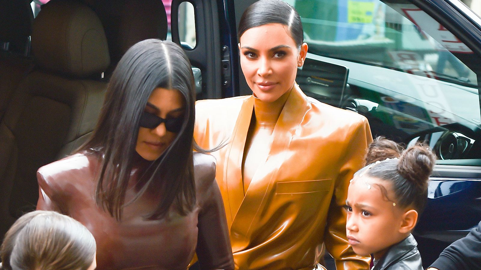 Kim y Kourney Kardashian acuden juntas a ver a Sunday Service, el coro gospel de Kanye West