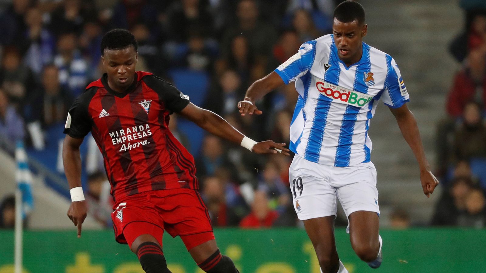 Mickael Malsa (i), del Mirandés, ante el delantero de la Real Sociedad, Alexander Isak, durante el partido de ida.