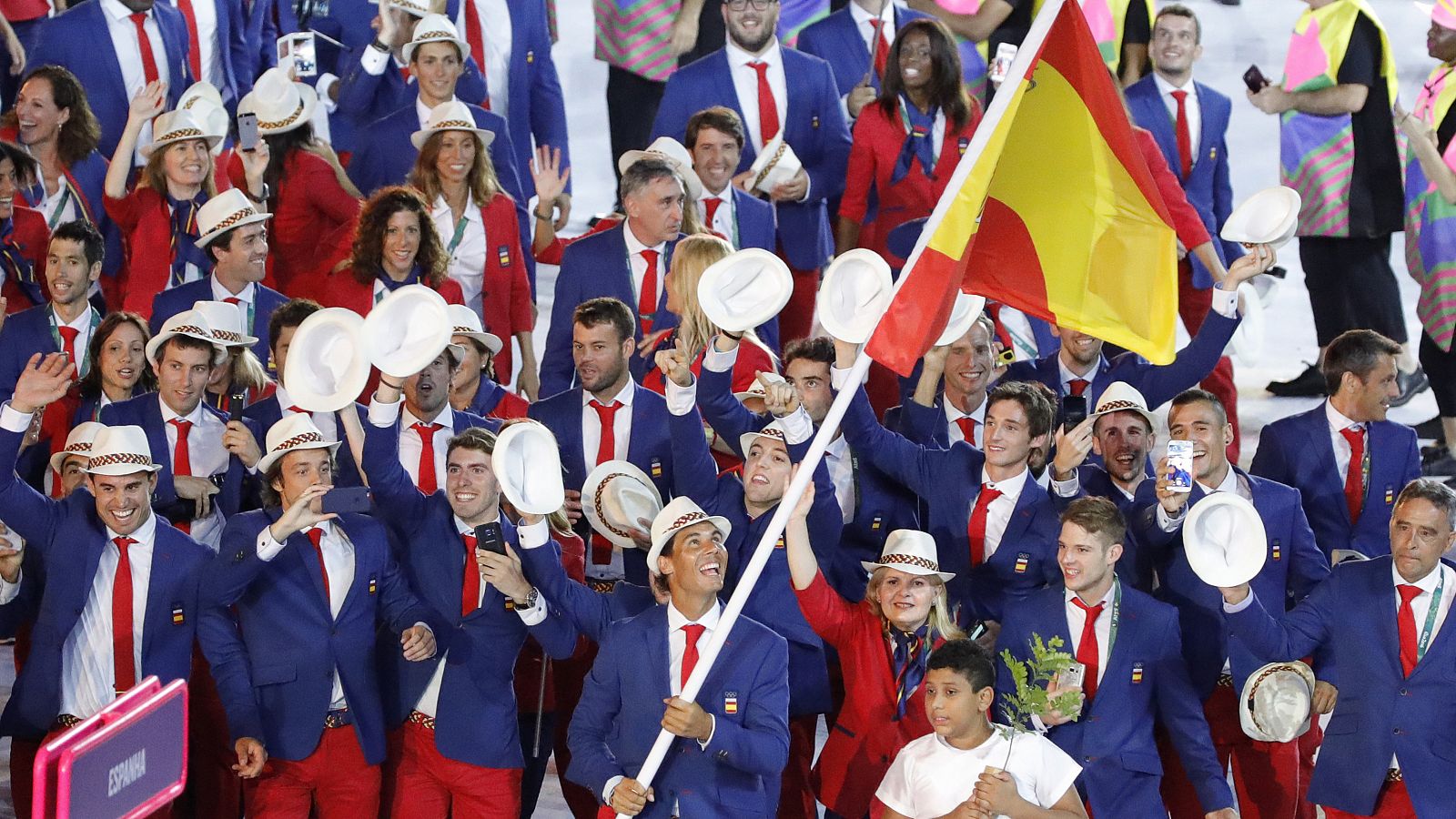 Rafael Nadal encabeza el equipo olímpico de España en la ceremonia inaugural de los Juegos Olímpicos Río 2016.