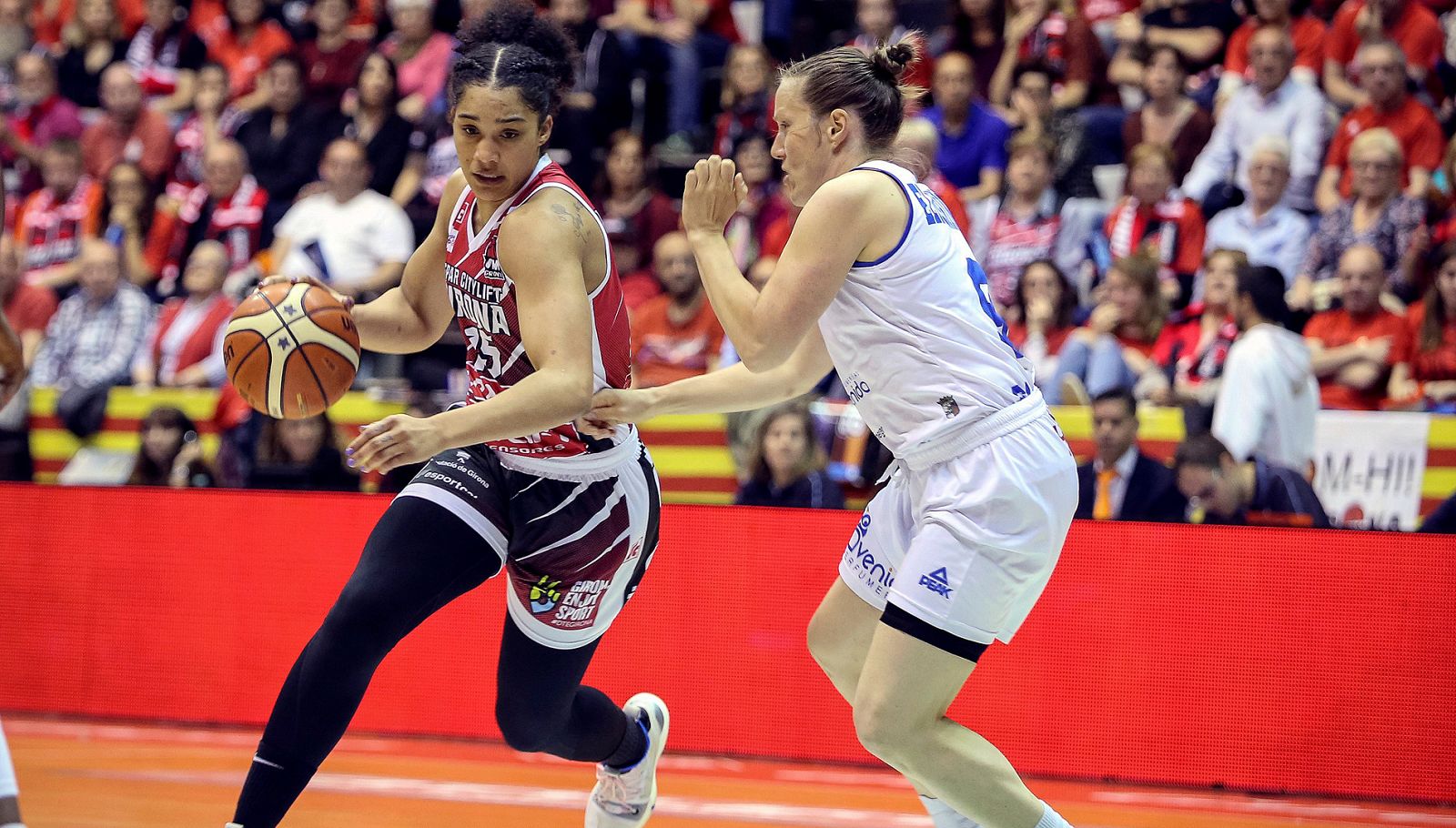 La jugadora del Spar CityLift Girona Gabrielle Lisa intenta superar a Elin Eldebrink, del Perfumerías Avenida.