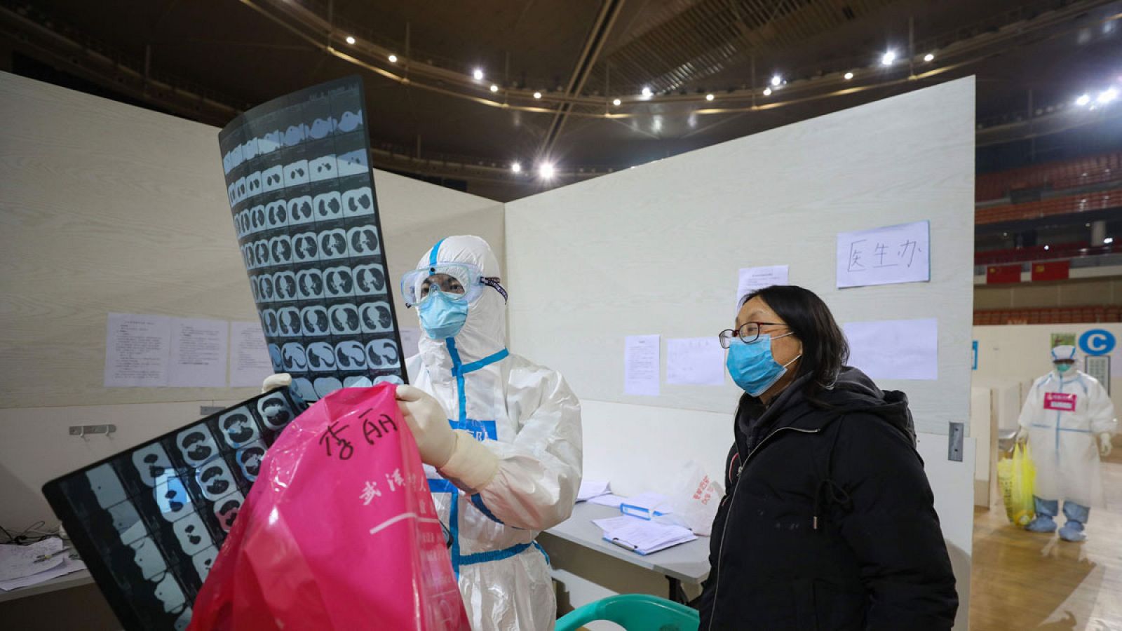 Un médico mirando una tomografía computarizada en un hospital temporal de Wuhan, China.