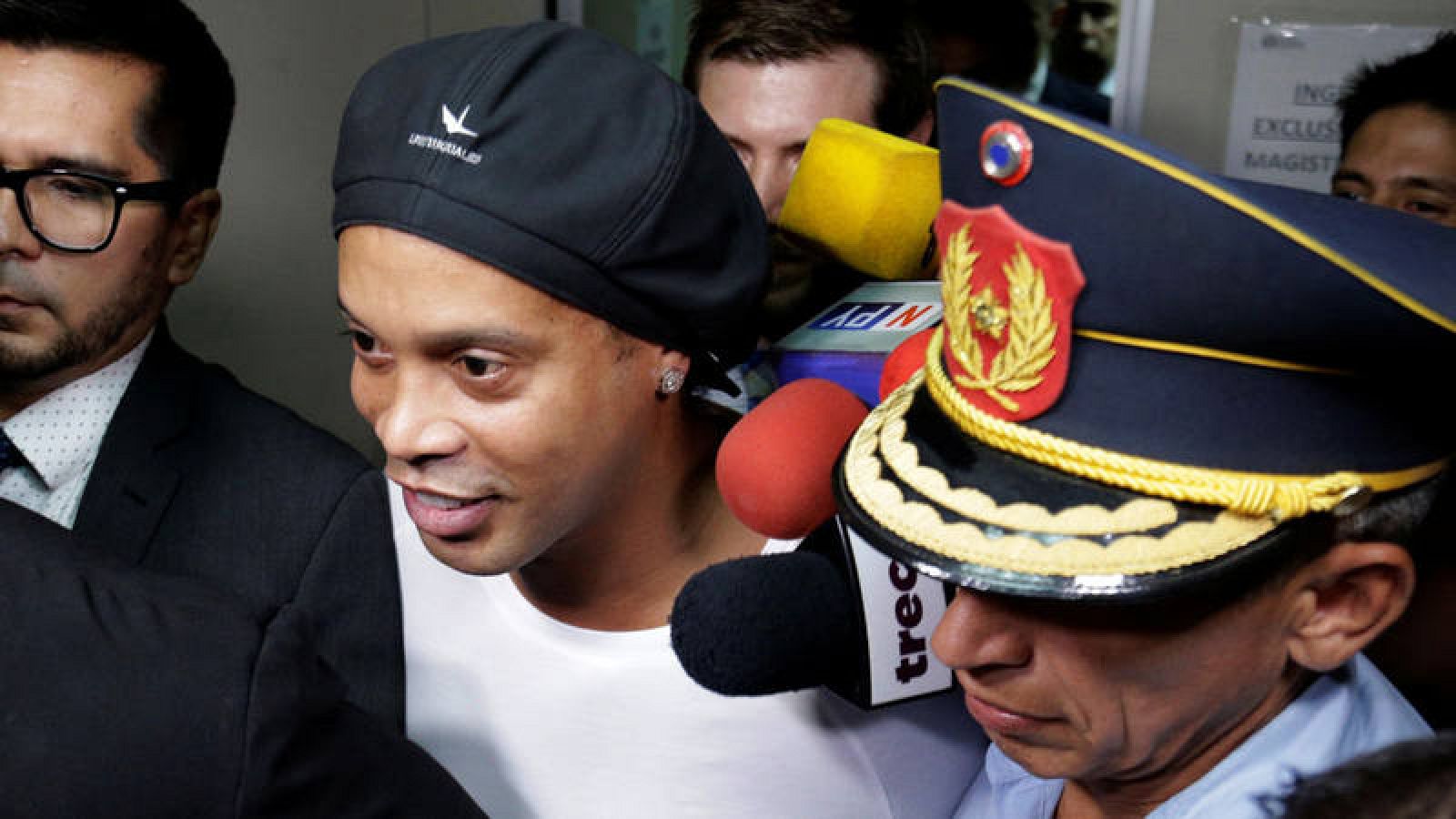 Ronaldinho Gaúcho abandonando la Corte Suprema de Paraguay después de testificar el 6 de marzo de 2020.