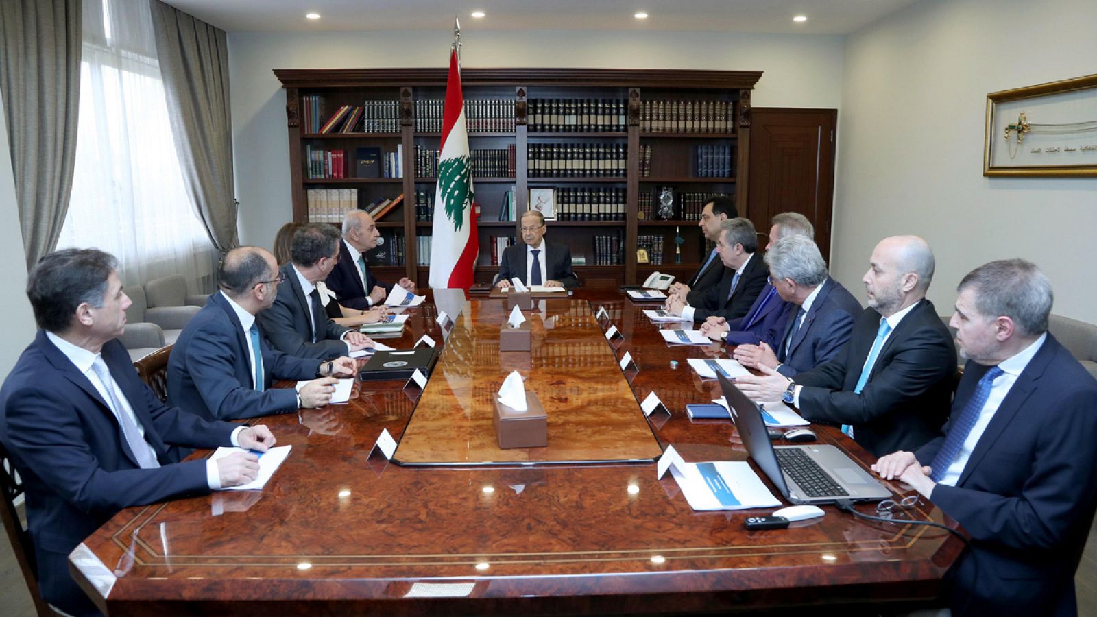El presidente del Líbano, Michel Aoun, encabeza una reunión junto al primer ministro, Hassan Diab, en el palacio presidencial en Baada, el este de Beirut