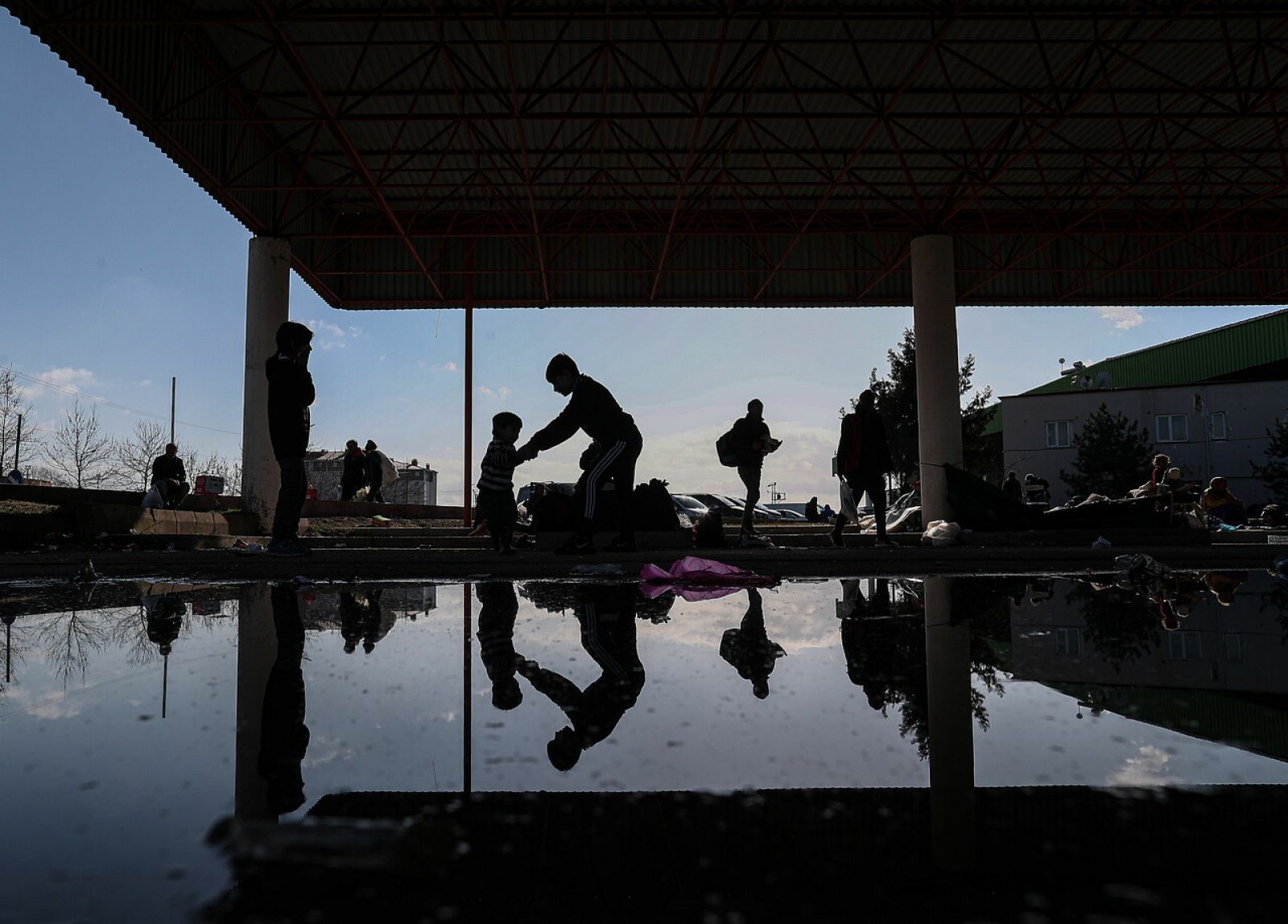 Refugiados esperan en la estación de autobuses de Edime, Turquía