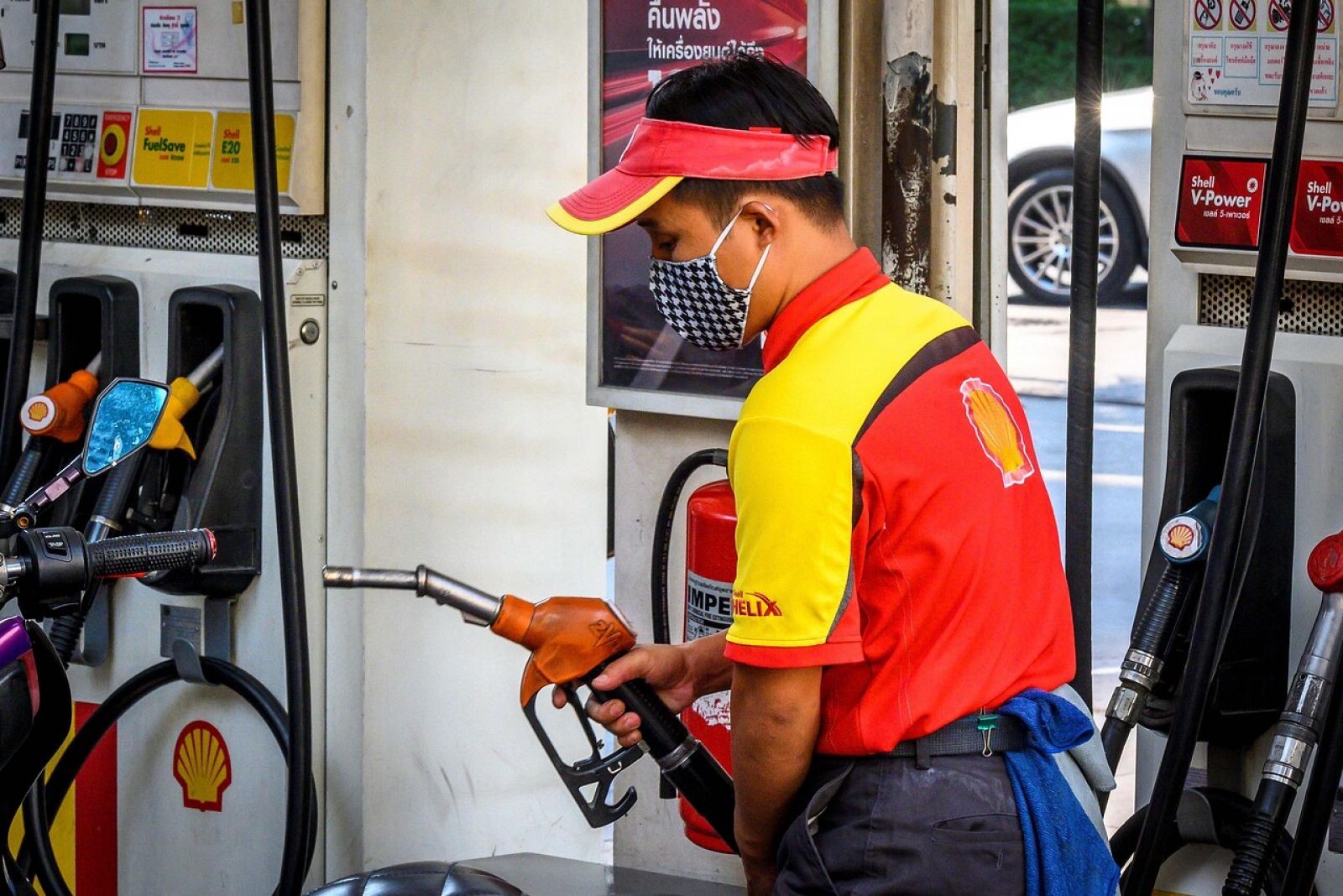 Un hombre echa gasolina en Bangkok