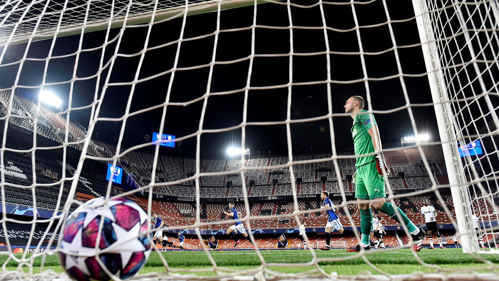 Ilicic celebra su segundo gol frente a la decepción de Jasper Cillessen, portero del Valencia