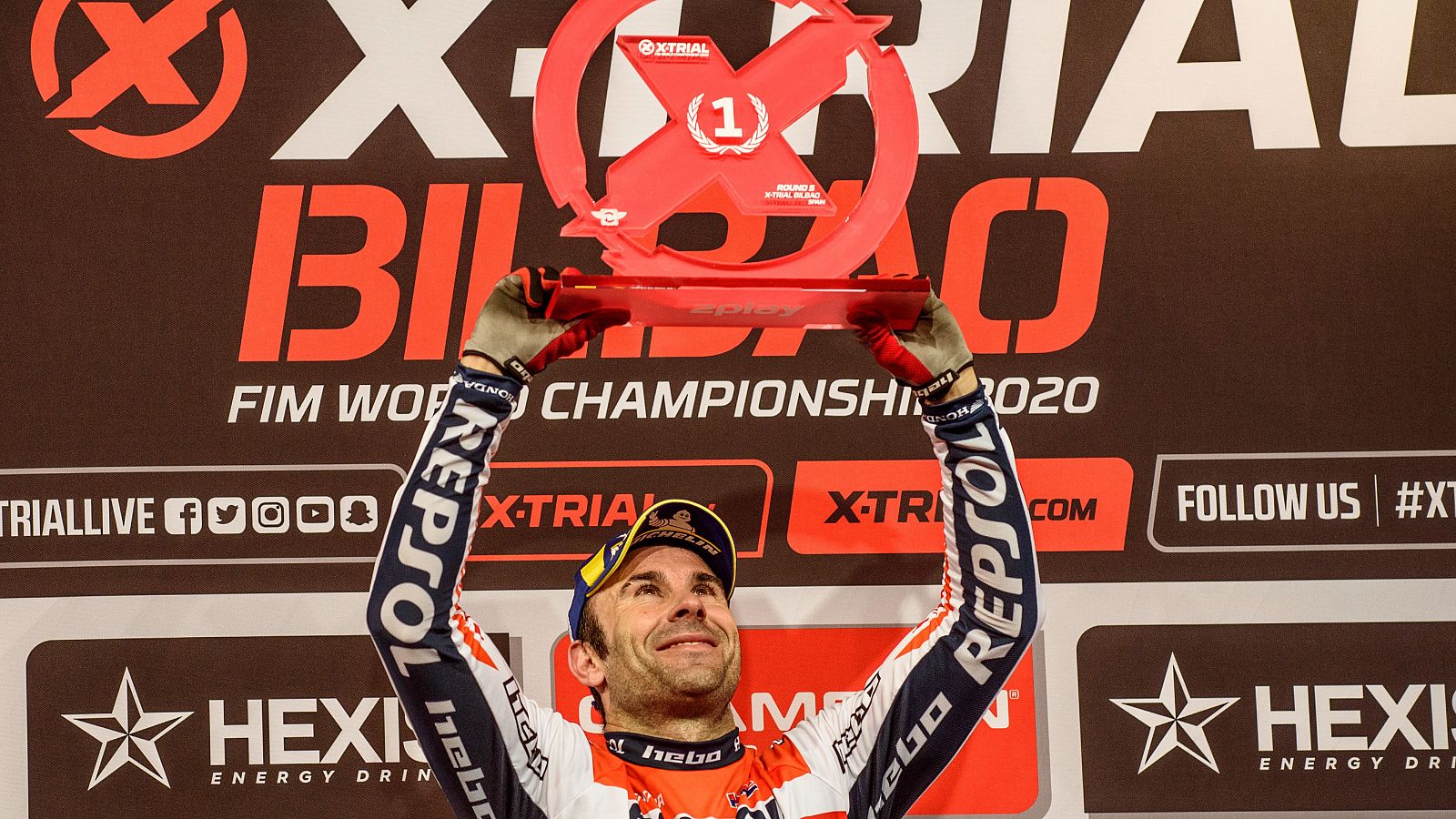El piloto Toni Bou celbra su triunfo en la quinta prueba del Campeonato del Mundo de X-Trial 2020 en  Bilbao.