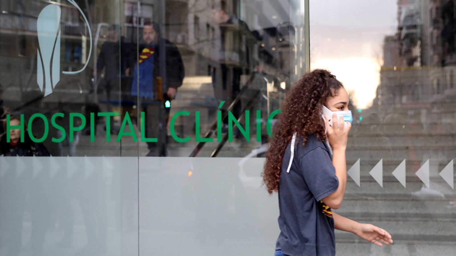 Una joven con mascarilla pasa delante del Hospital Clínic de Barcelona
