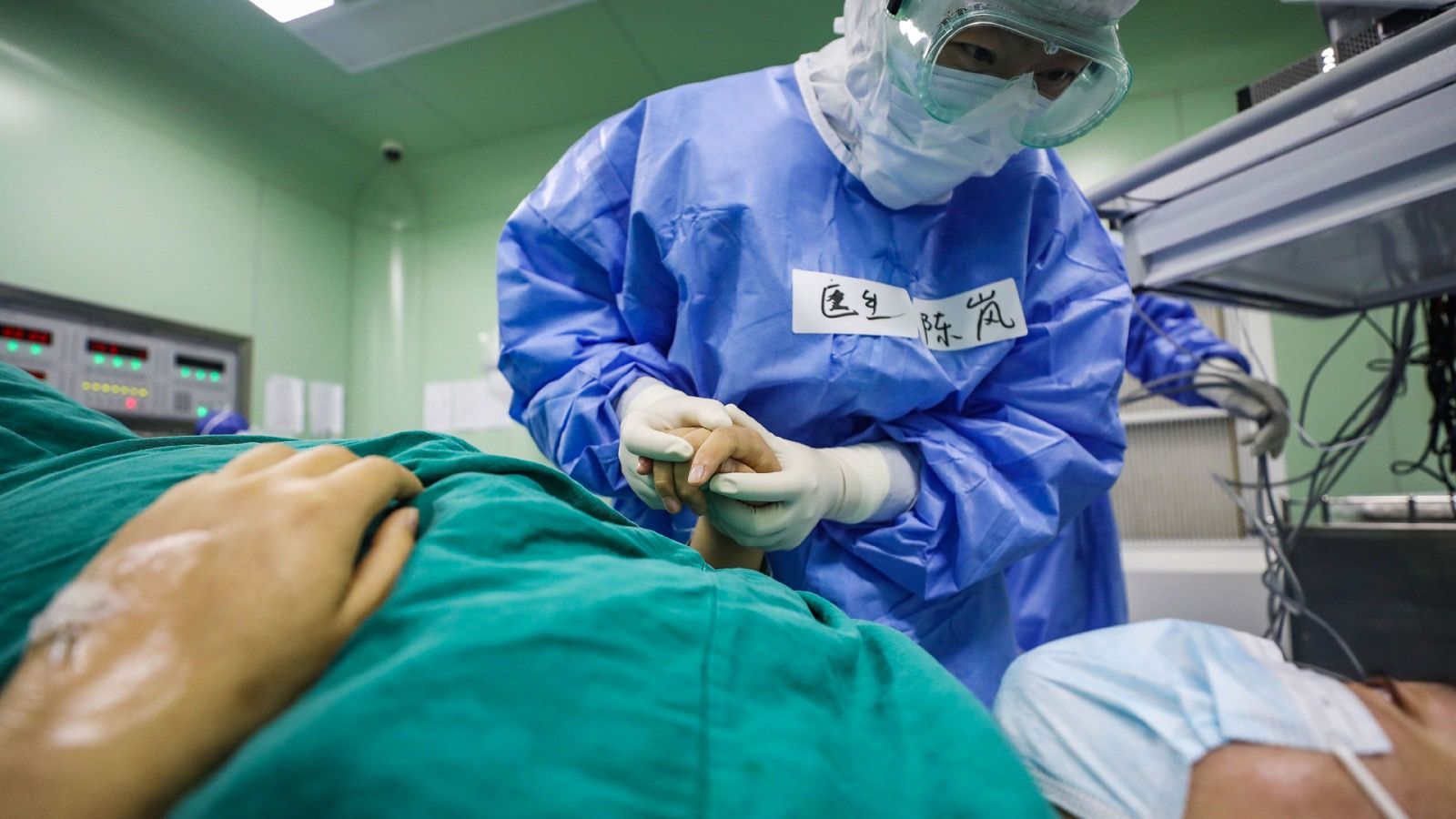 Imagen de una embarazada china siendo tratada en el brote de coronavirus en Wuhan.
