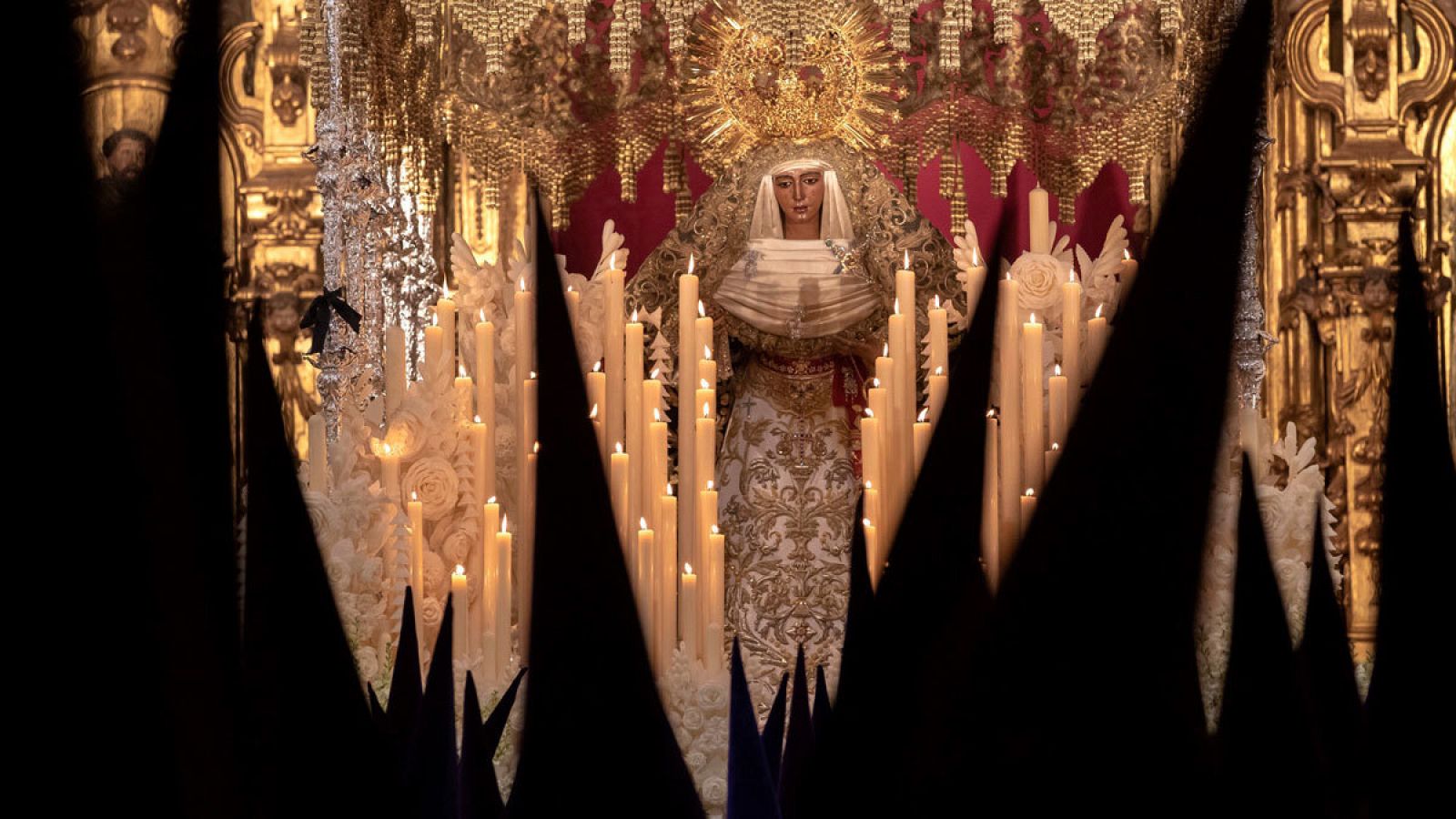 El paso de la Virgen de Nuestra Señora de la Esperanza durante su recorrido procesional en la Madrugá de Sevilla 2019.