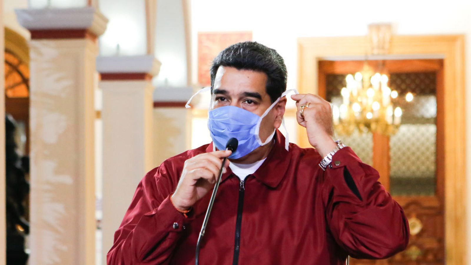 El presidente de Venezuela, Nicolás Maduro, llevando una mascarilla mientras da un mensaje a la nación el viernes 13 de marzo de 2020.