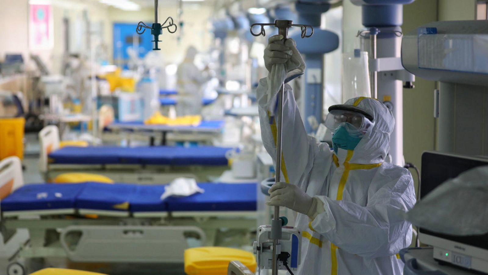 Un trabajador sanitario desinfecta los materiales médicos en un hospital de Wuhan, China