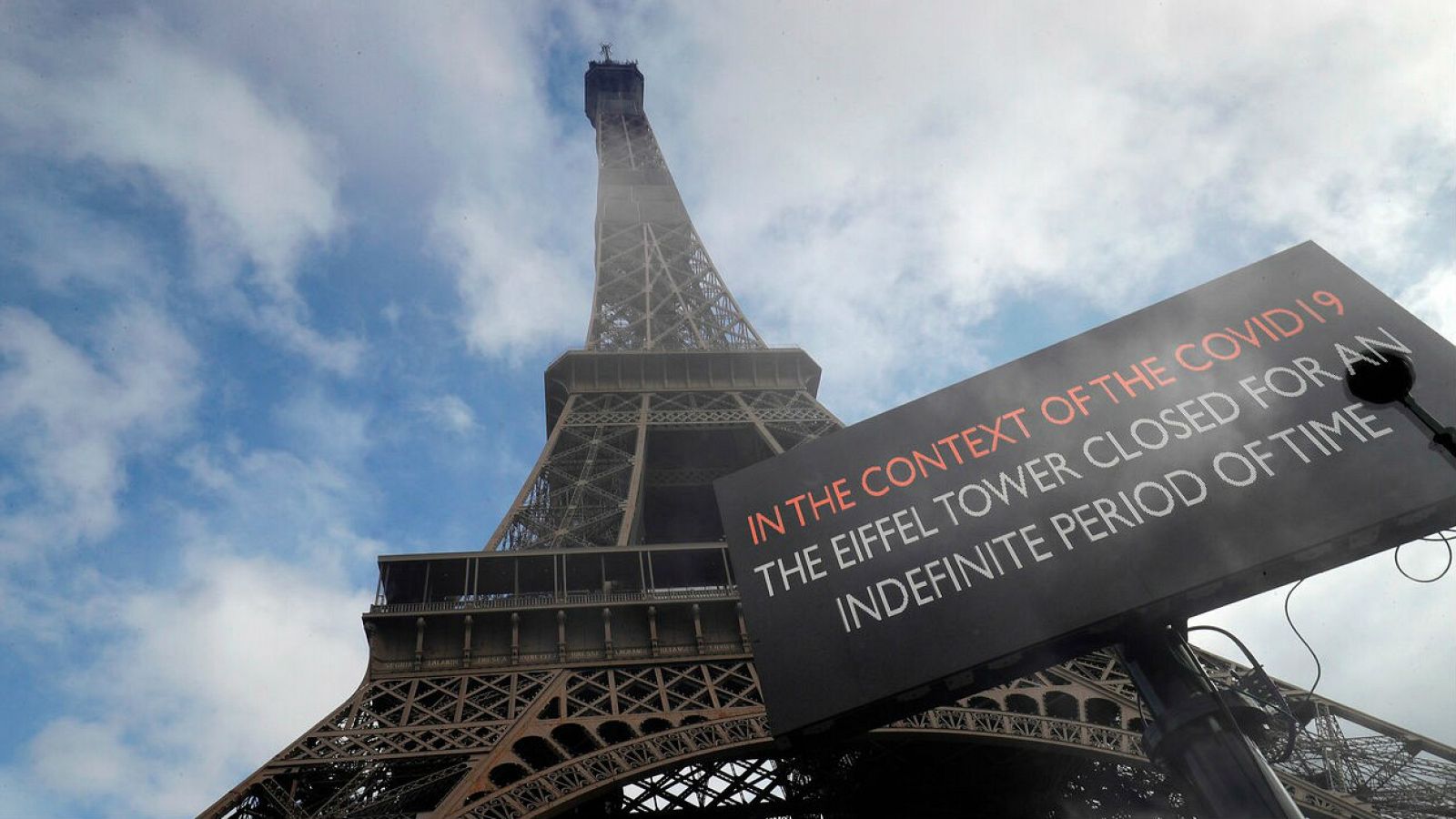 Cartel en la Torre Eiffel en la que advierte de su cierre por el coronavirus