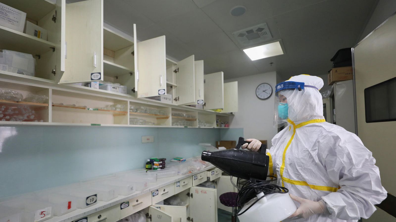 Una persona desinfectando un laboratorio en un hospital de Wuhan, China.