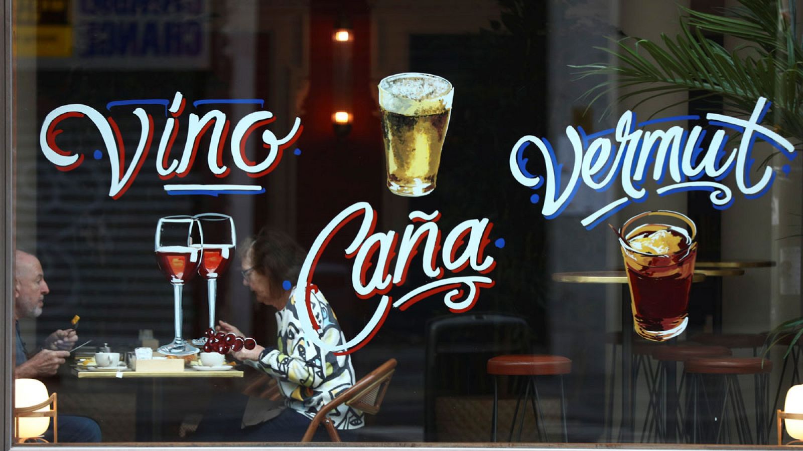 Una pareja desayuna en el restaurante de un hotel de Madrid