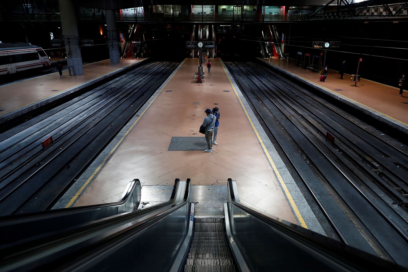 Andenes vacíos en la estación de Cercanías de Atocha este lunes en Madrid.