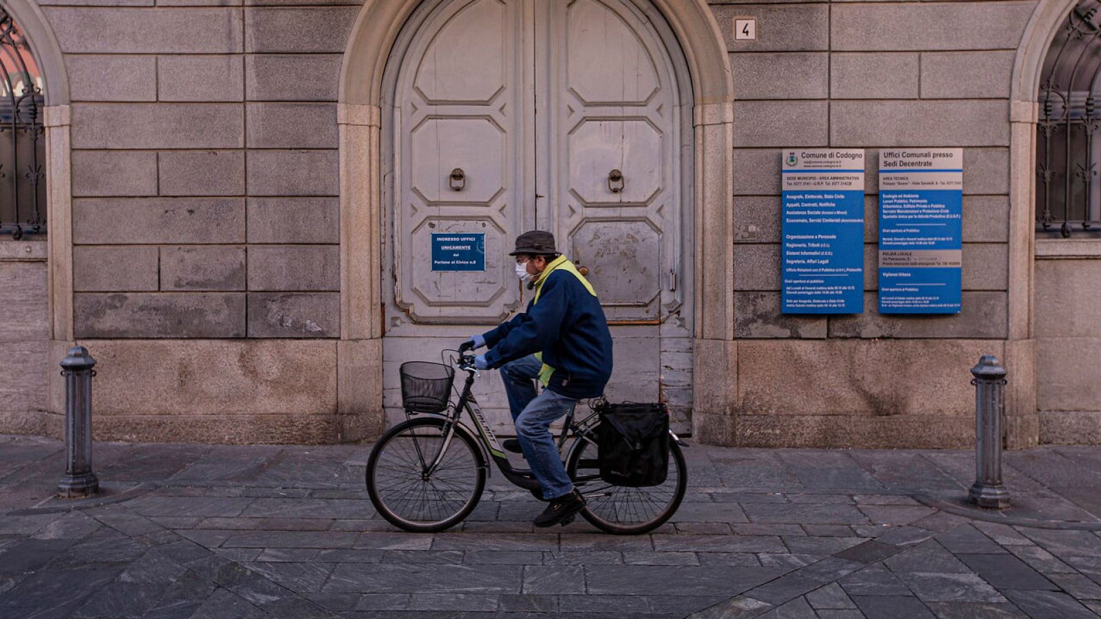 Persona en bici y con mascarilla para protegerse del coronavirus