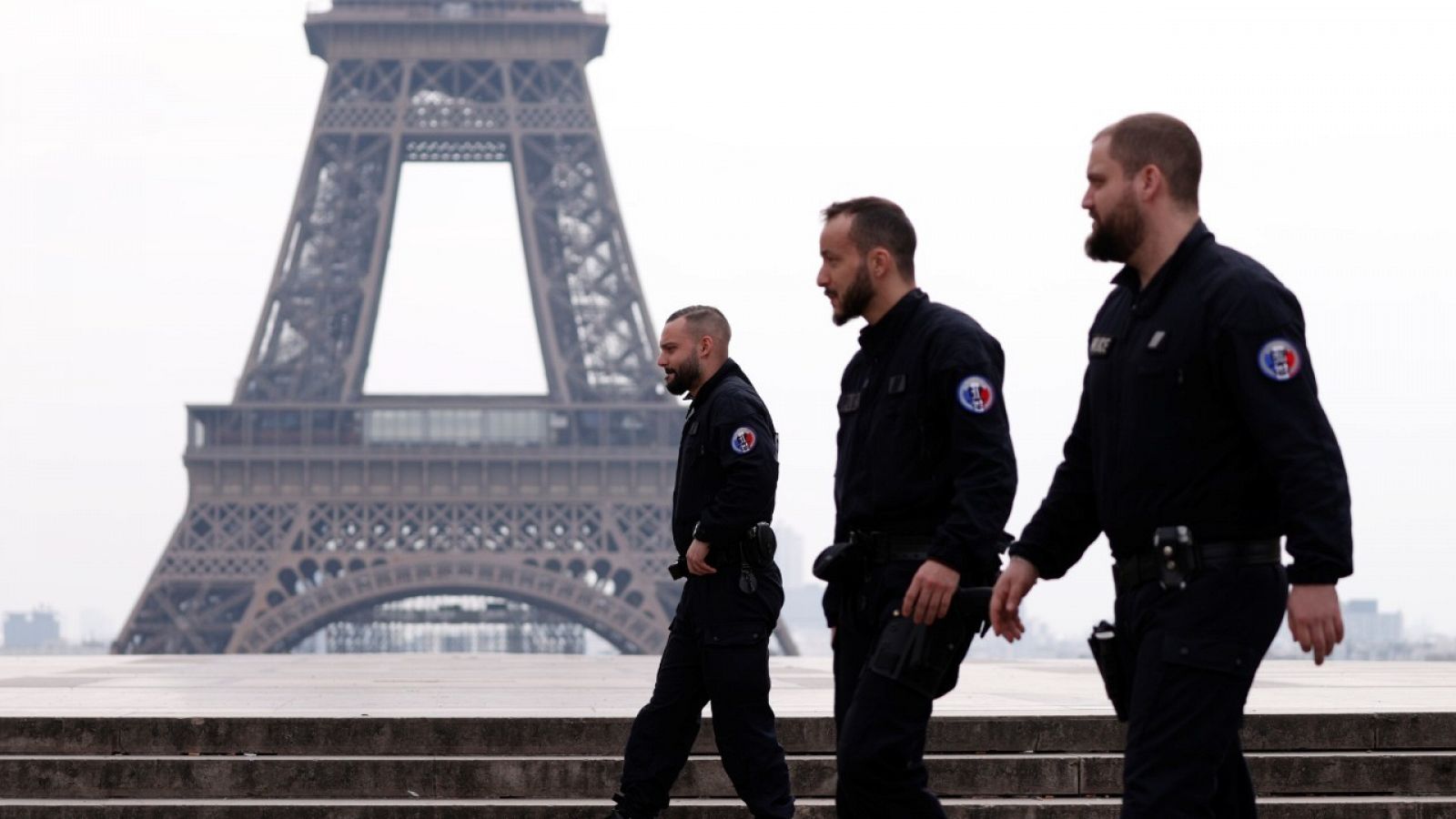 La policía patrulla la Plaza del trocadero, junto a la Torre Eiffel