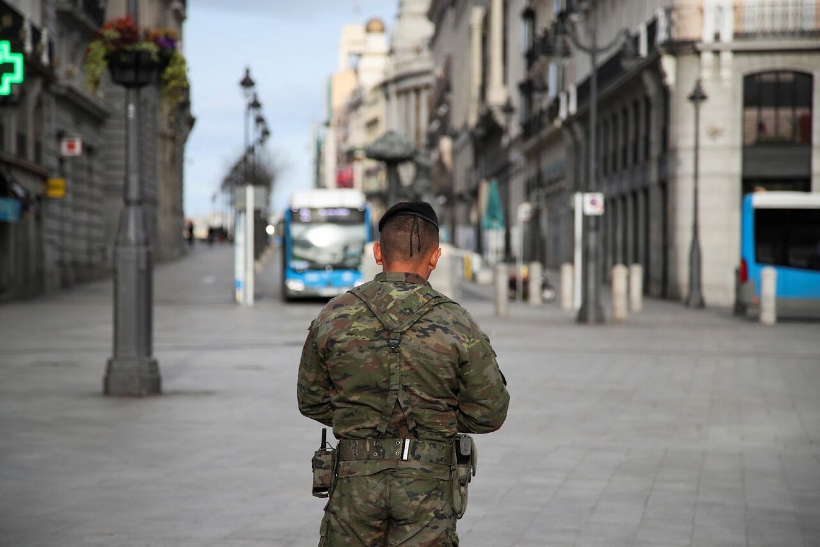 Un miembro de la brigada paracaidista en la Puerta del Sol de Madrid