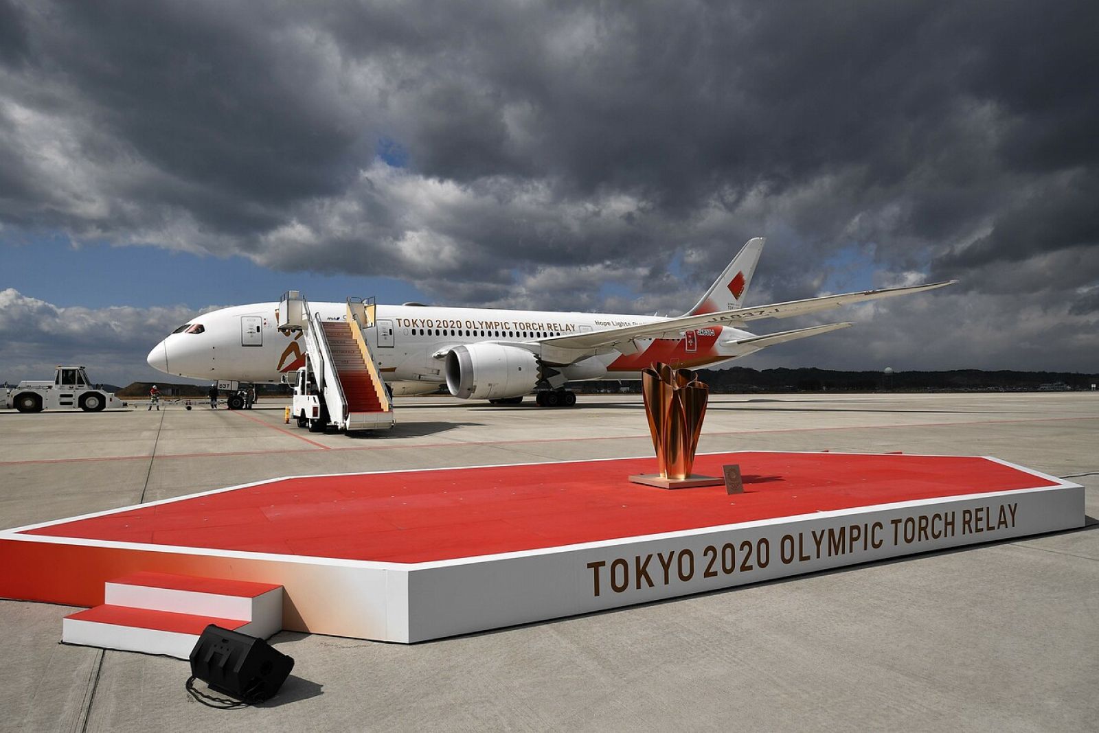La antorcha olímpica a su llegada a Japón desde Grecia