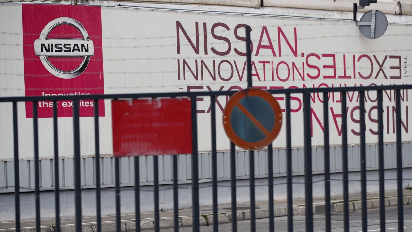 Vista de la entrada de la planta de Nissan que, tras paralizar su producción, ha anunciado que presentará un ERTE a sus trabajadores