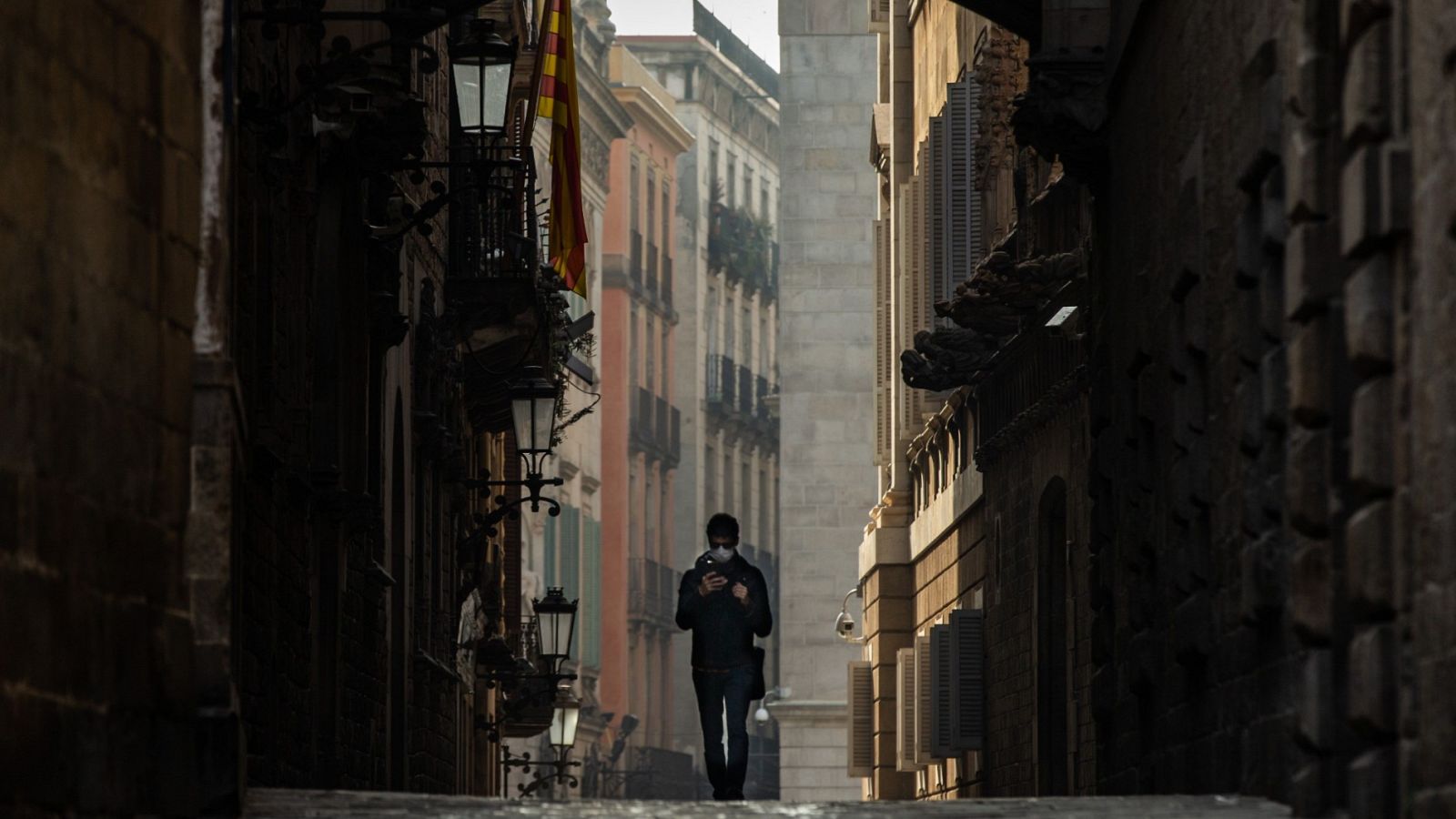 Una persona pasea por Barcelona durante el estado de alarma