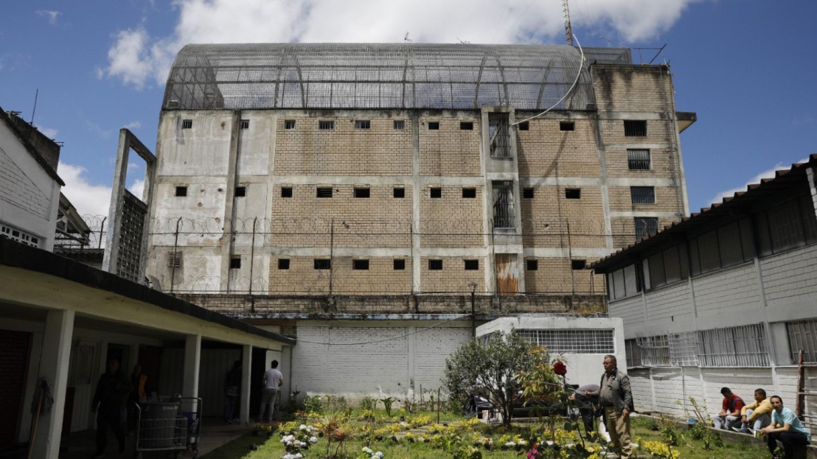 Fotografía de archivo fechada el 11 de septiembre de 2019 de un patio de la cárcel La Modelo en Bogotá, Colombia.