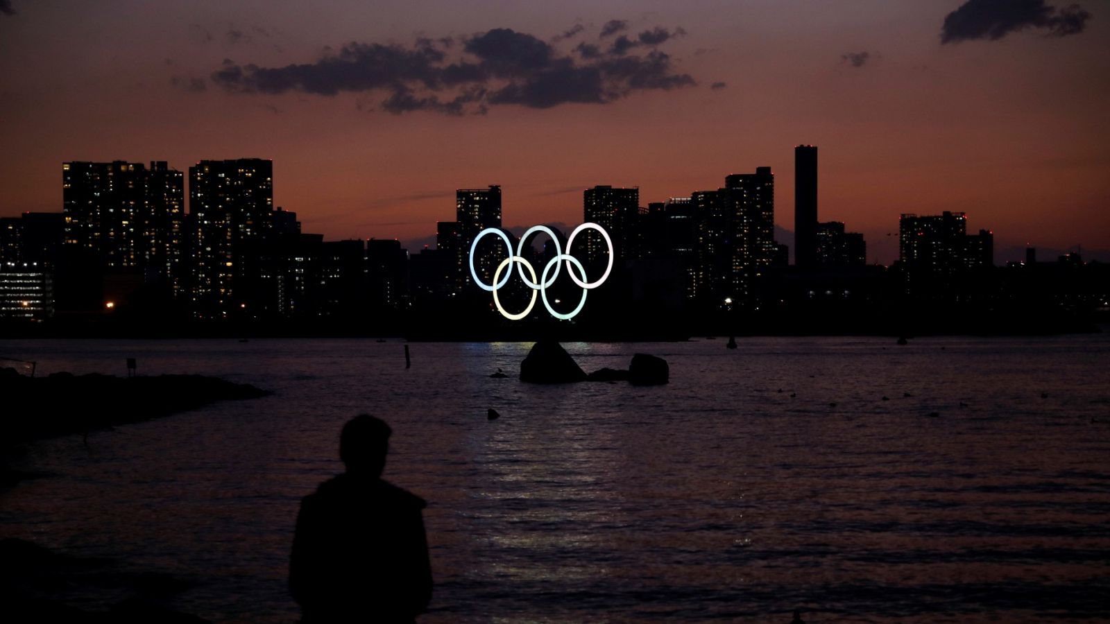Imagen de los aros olímpicos en la ciudad de Tokio