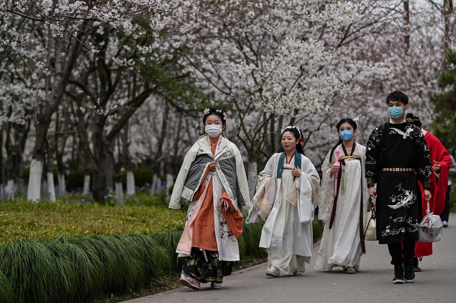 Jóvenes con trajes de la dinastía Tang en Shanghái