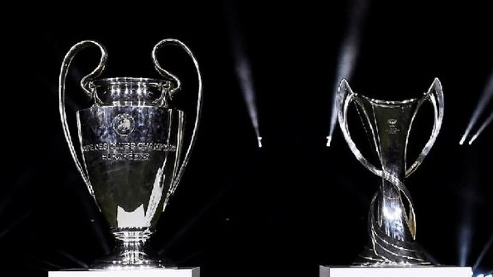Los trofeos de la Champions League masculina (i) y femenina (d)