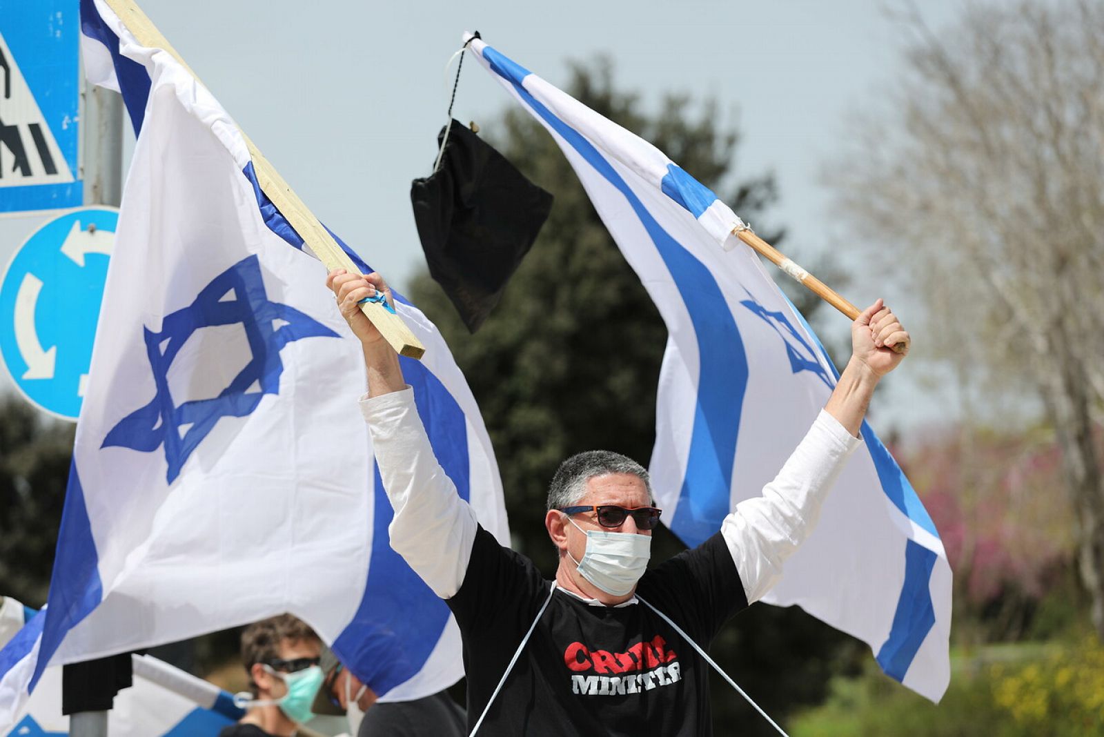 Activistas de la izquierda israelí protestan frente al Knesset en Jerusalén por la paralización política