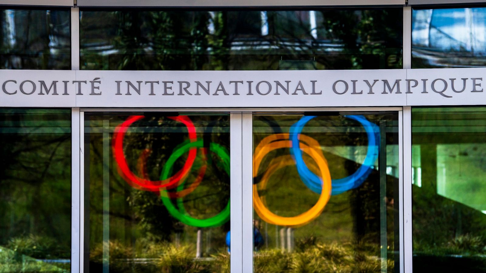 Los aros olímpicos se ven reflejados en las cristaleras de la sede del Comité Olímpio Internacional