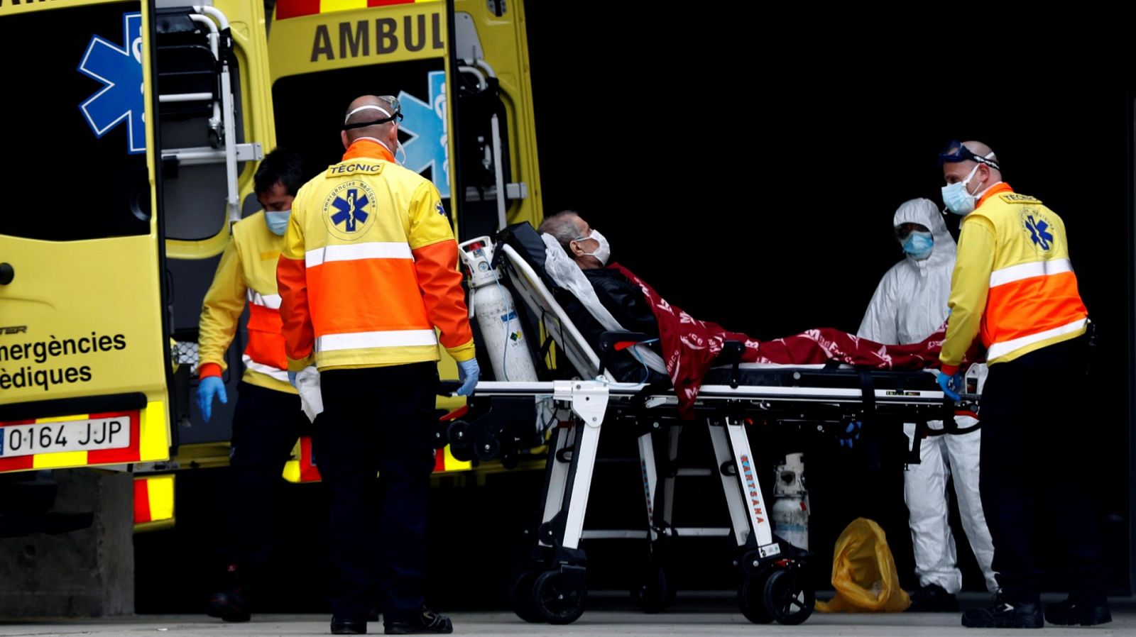 Personal sanitario traslada a un enfermo en la entrada de urgencias del Hospital de Bellvitge en Barcelona