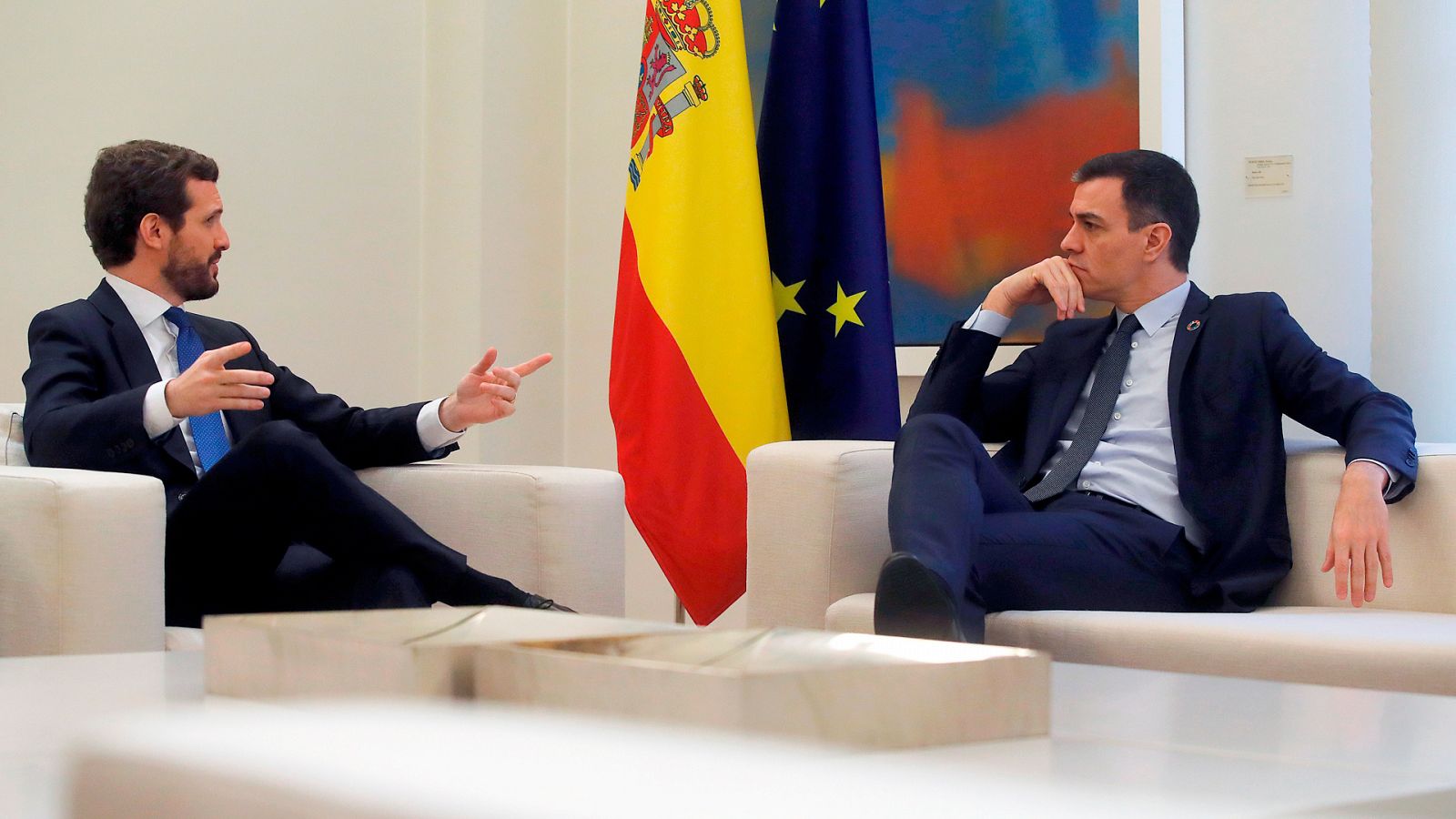 Barómetro CIS: Pedro Sánchez recibe a Pablo Casado en el Palacio de la Moncloa el pasado 17 de febrero