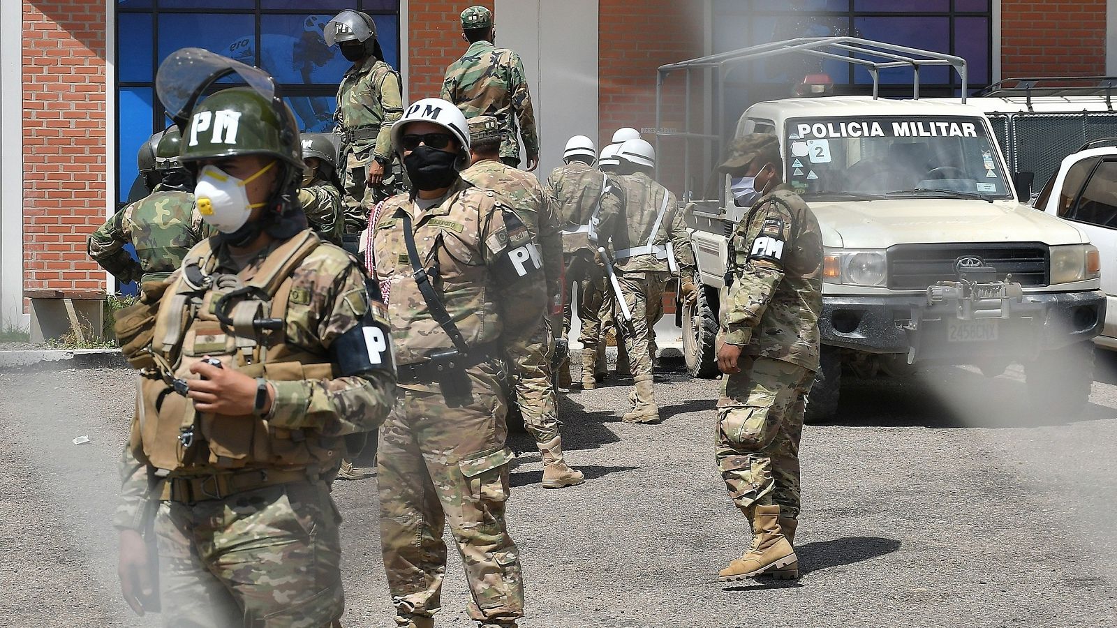 Militares bolivianos vigilan este martes la Villa Sudamericana donde se encuentran personas en cuarentena 