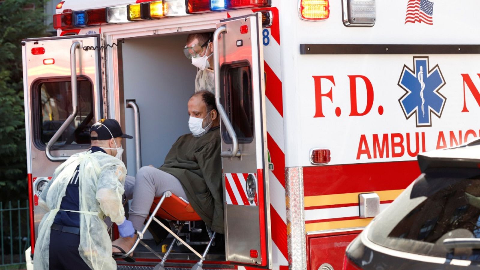 Un hombre afectado por coronavirus es subido a un ambulancia en Nueva York.