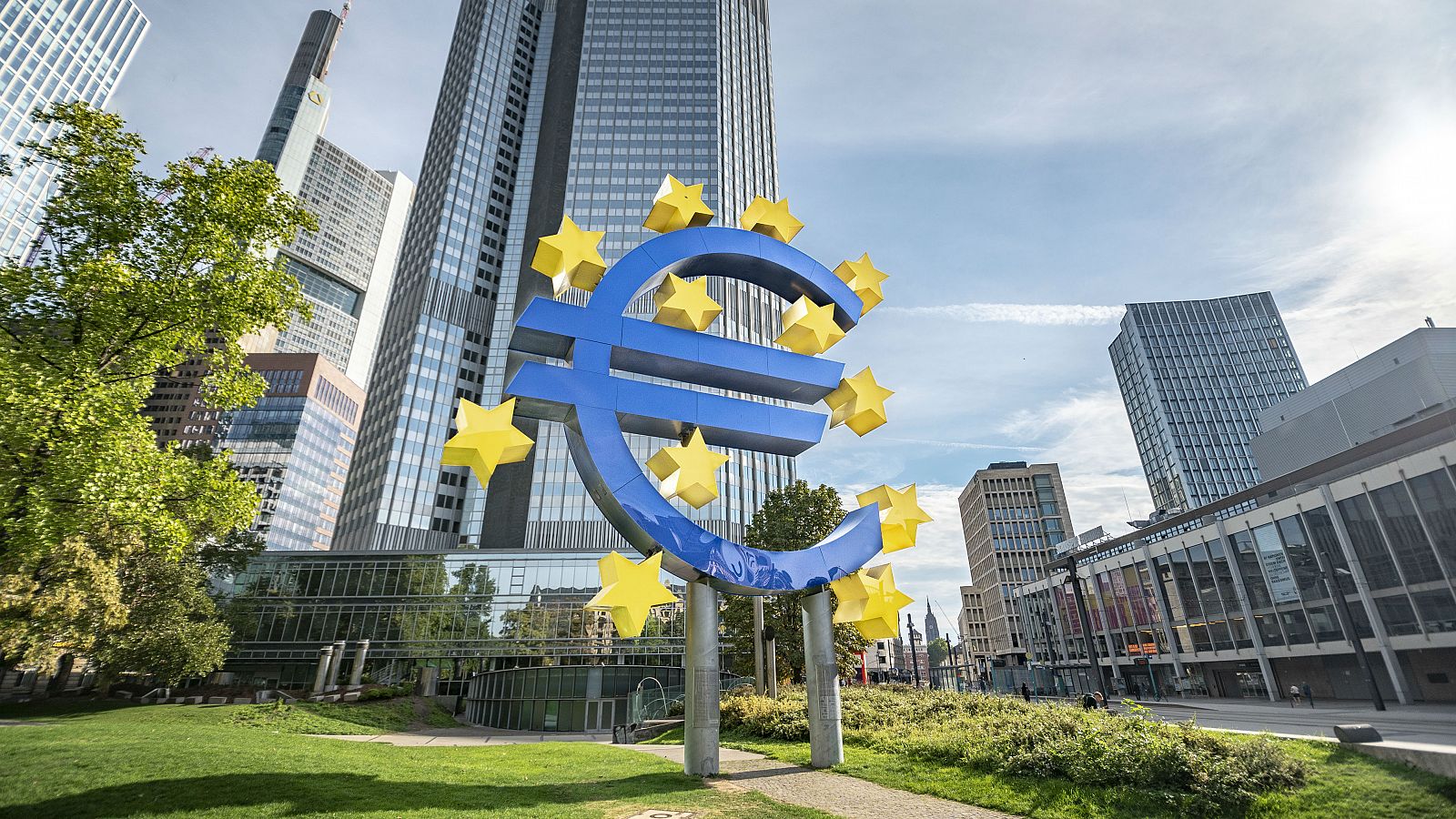 Antiguo edificio del BCE con el símbolo del euro en Frankfurt.