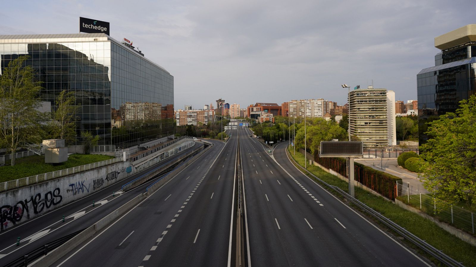 La autovía A-2 desierta a su paso por Madrid