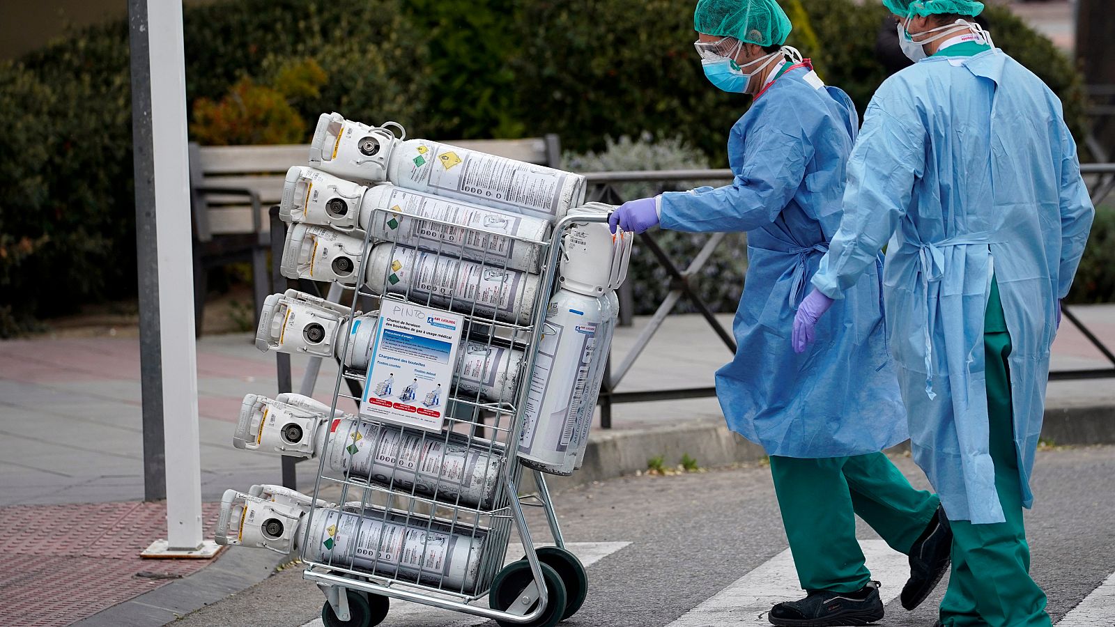 Personal sanitario transporta bombonas de oxígeno en el Hospital 12 de Octubre de Madrid.