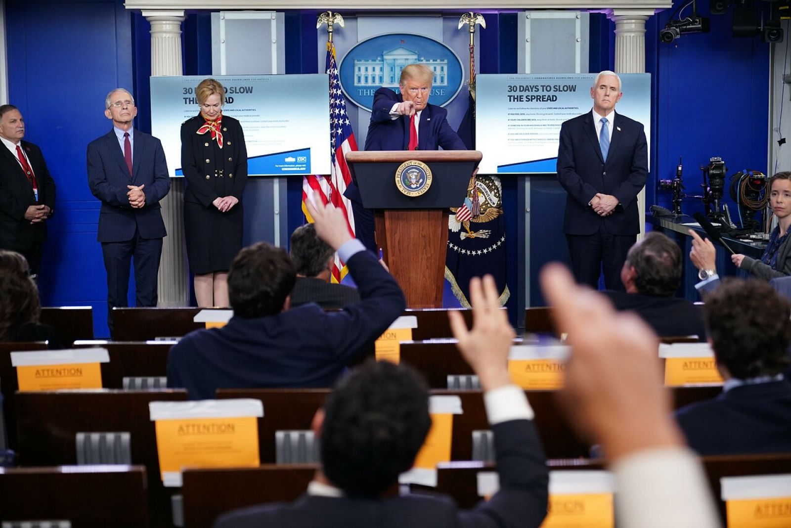 Donald Trump atiende las preguntas de los periodistas durante su rueda de prensa diaria