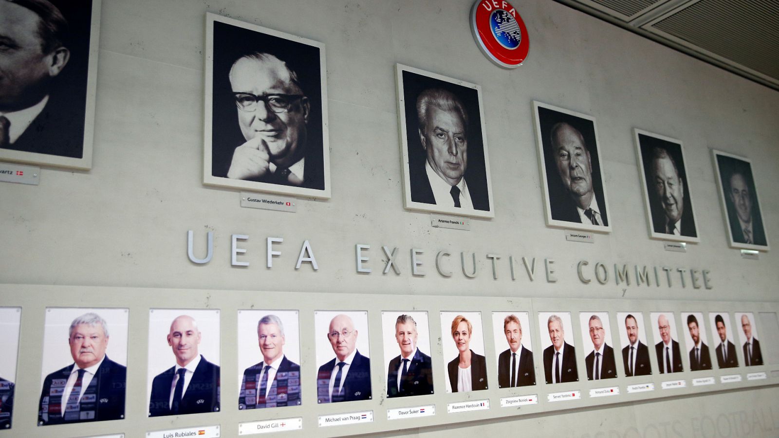 Retratos de los dirigentes actuales e históricos de la UEFA, en su sede