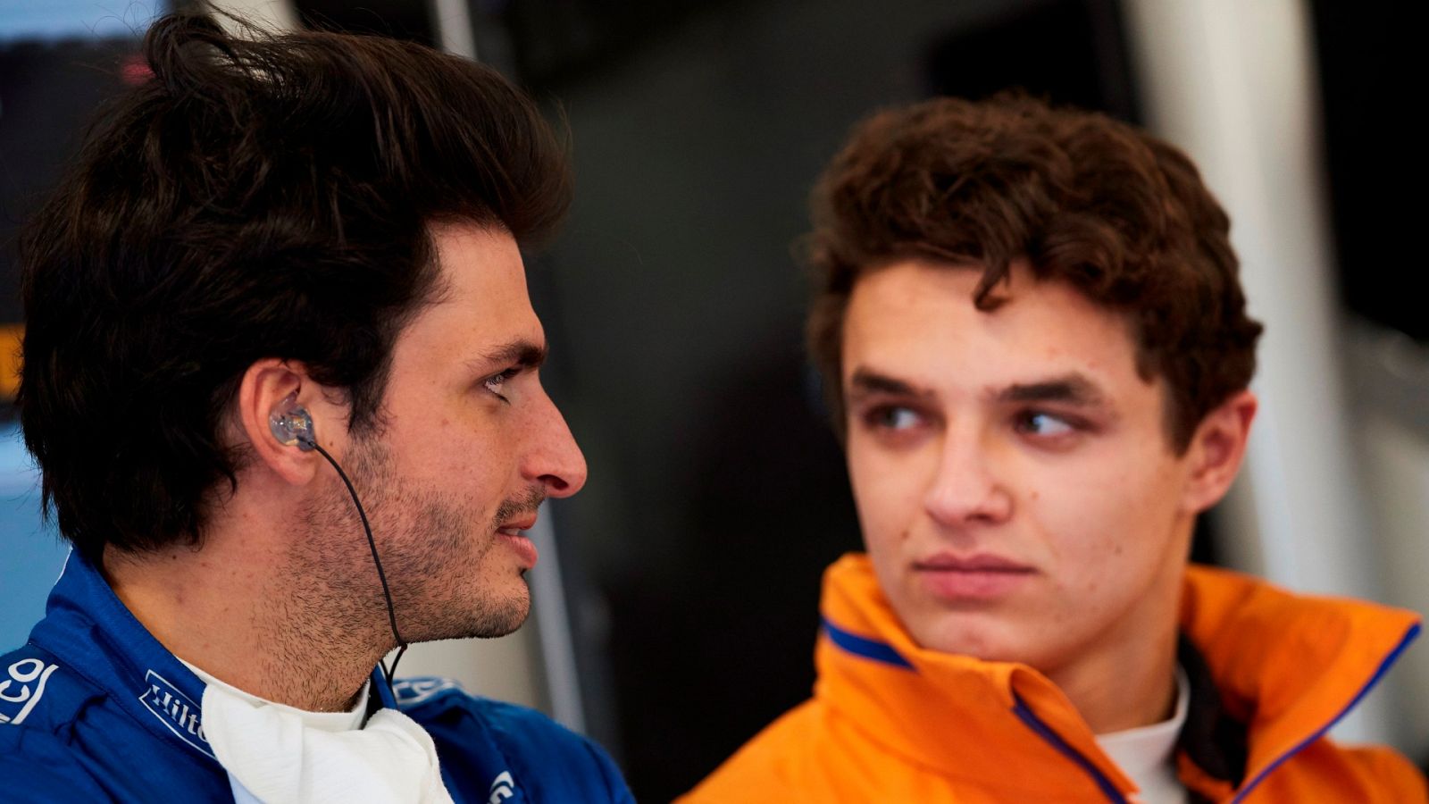 El piloto español de McLaren, Carlos Sáinz, junto a su compañero de equipo el británico Lando Norris