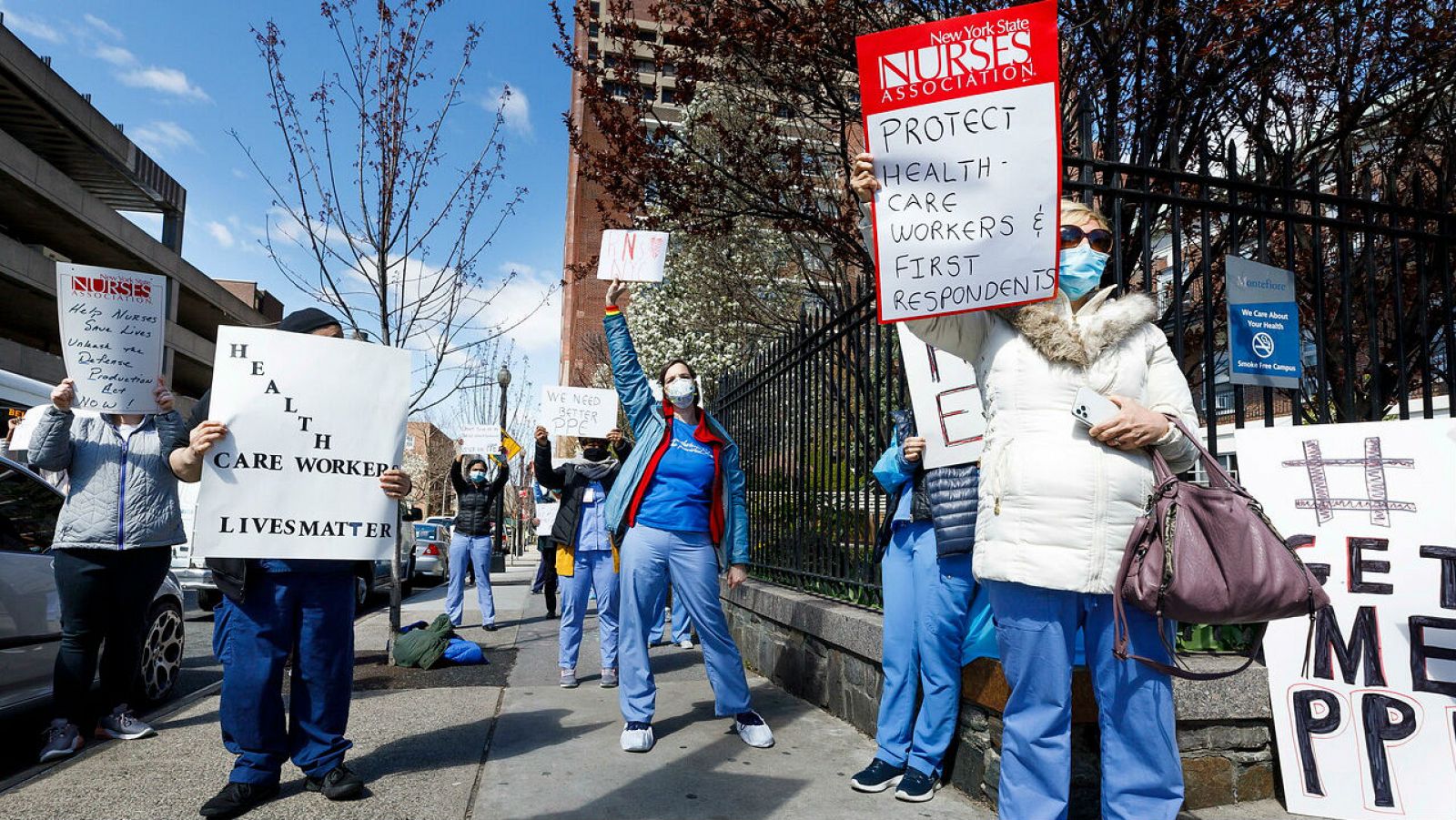Un grupo de enfermeras protesta sobre la falta de equipo de protección personal y material sanitario fuera del hospital Montefiore en el Bronx, Nueva York.