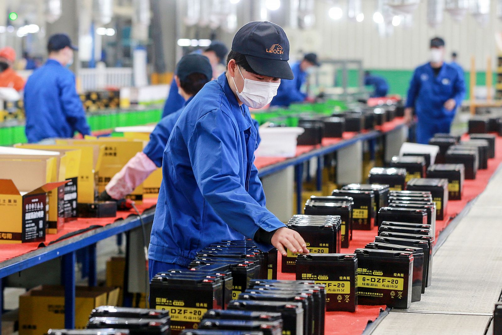 Imagen de gente trabajando en una fábrica de baterías en Huaibei, China.