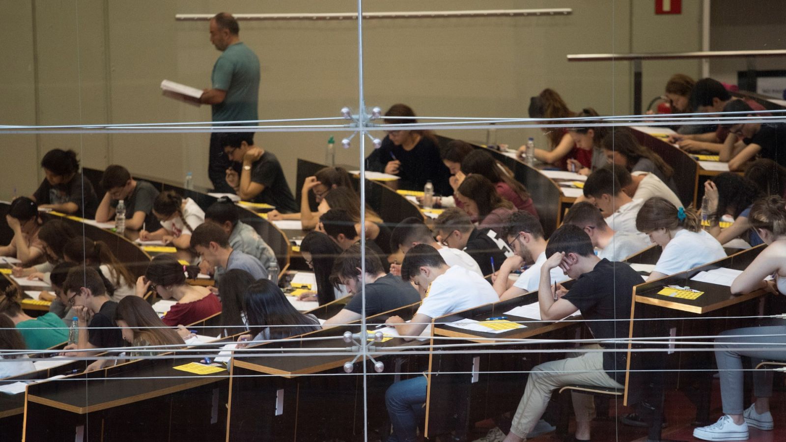 Un grupo de estudiantes al inicio del examen de selectividad de 2019 en la Universitat Pompeu Fabra de Barcelona