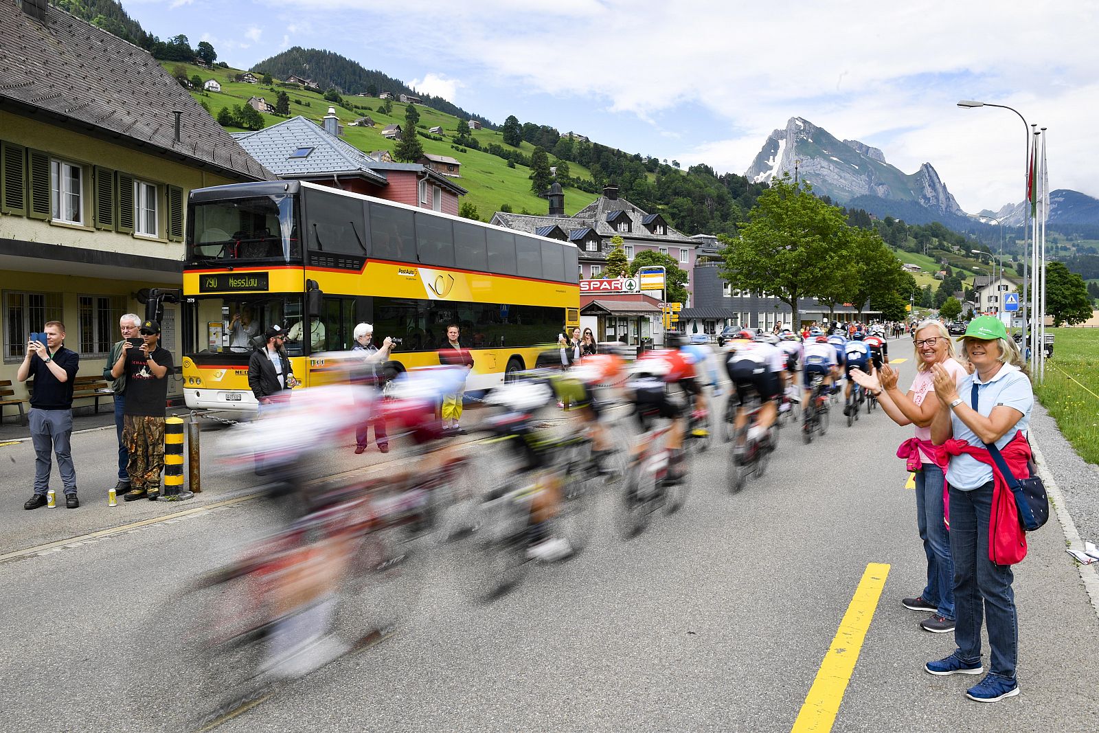 Imagen del pelotón durante la sexta etapa del Tour de Suiza 2019.